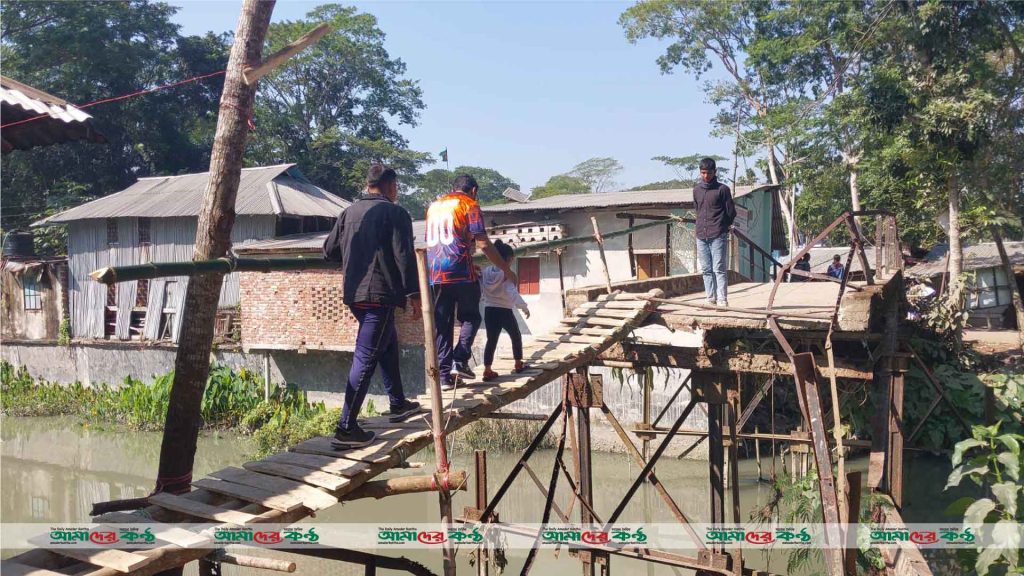 বরগুনায় ভাঙা ব্রিজে চরম ভোগান্তিতে ৩ গ্রামের মানুষ