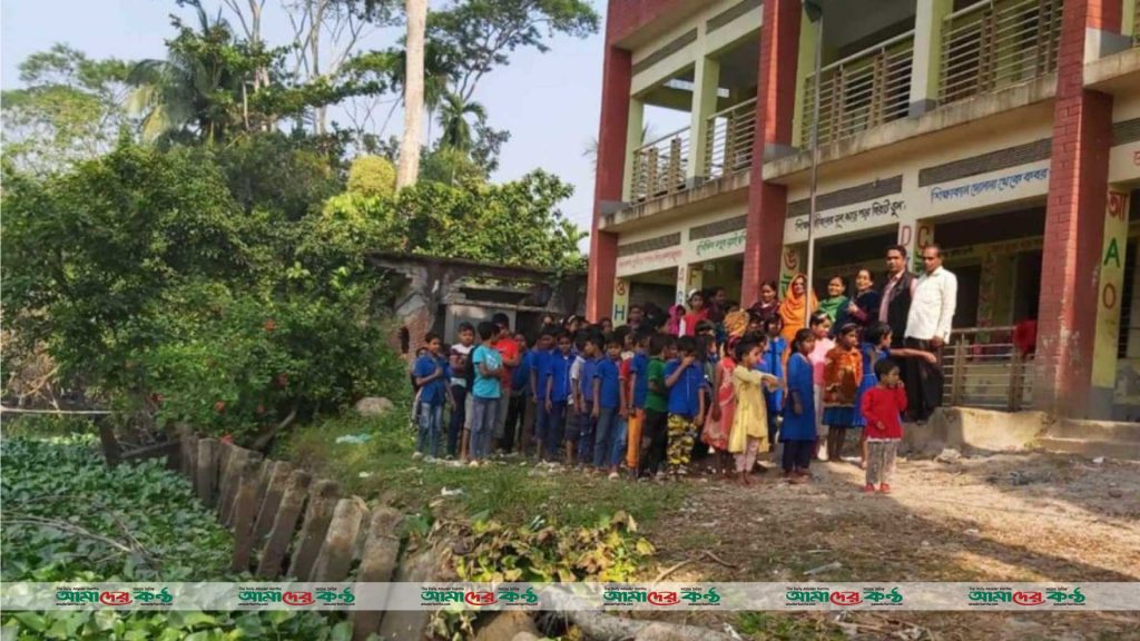 কোমল মতি শিক্ষার্থীরা খেলার মাঠ না থাকায় খেলাধুলা থেকে বঞ্চিত