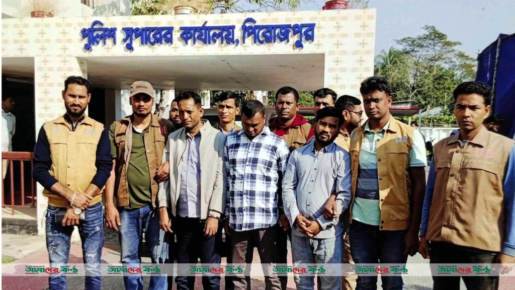 পিরোজপুরে ডাকাতির প্রস্ততিকালে ৩ ভুয়া র্যাব সদস্য গ্রেফতার