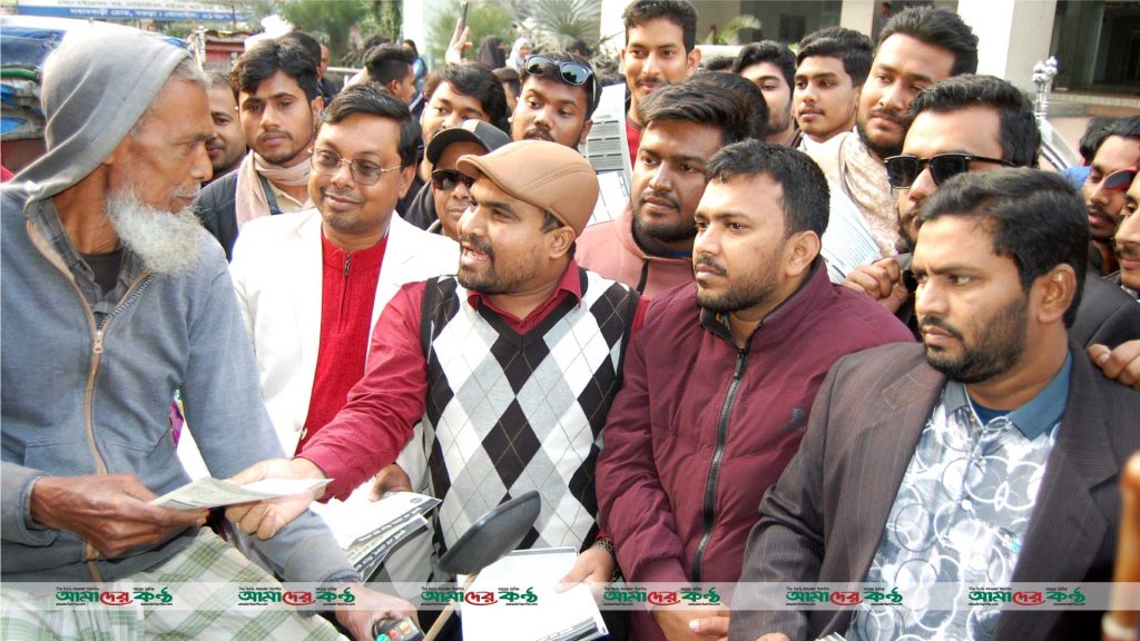 বগুড়ায় বৈষম্য বিরোধী ছাত্রআন্দোলনের লিফলেট বিতরণ