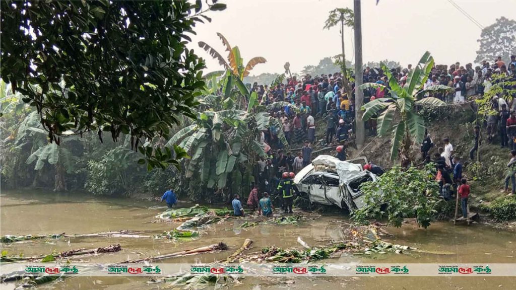ফরিদপুরে ট্রেনের ধাক্কায় মাইক্রোবাস পুকুরে, নিহত ৫