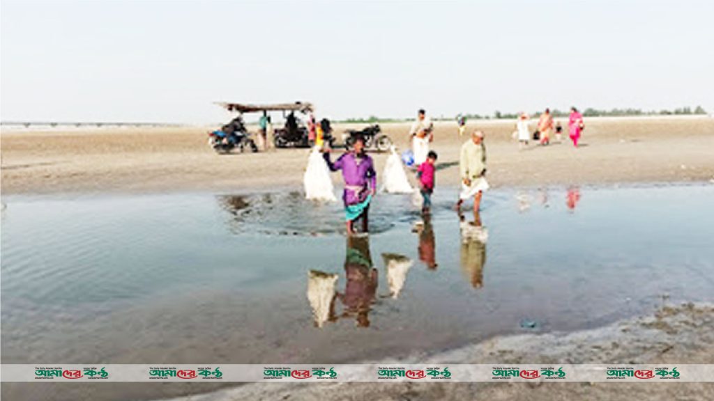 গাইবান্ধার সুন্দরগঞ্জে তিস্তা নদীর নাব্যতা সংকট, পায়ে হেঁটে পারাপার