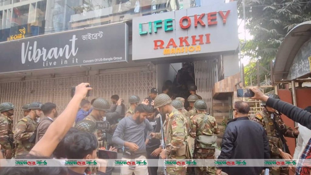 বগুড়ায় শোরুমে ৫০ টাকার অফারে চরম উত্তেজনা, সেনাবাহিনীর লাঠিচার্জ