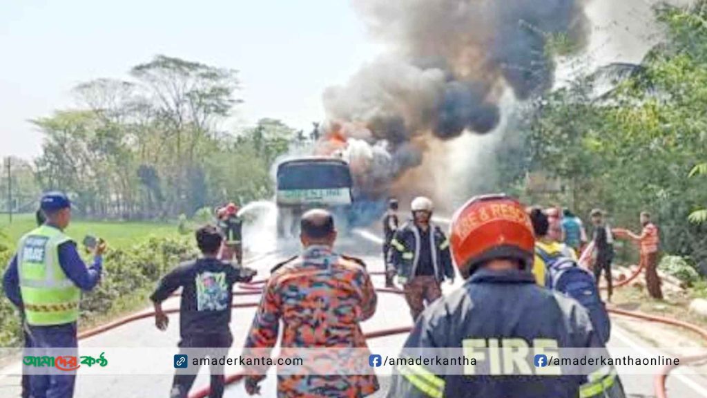 বরিশালে চলন্ত গ্রীন লাইন পরিবহনে ভয়াবহ অগ্নিকাণ্ড