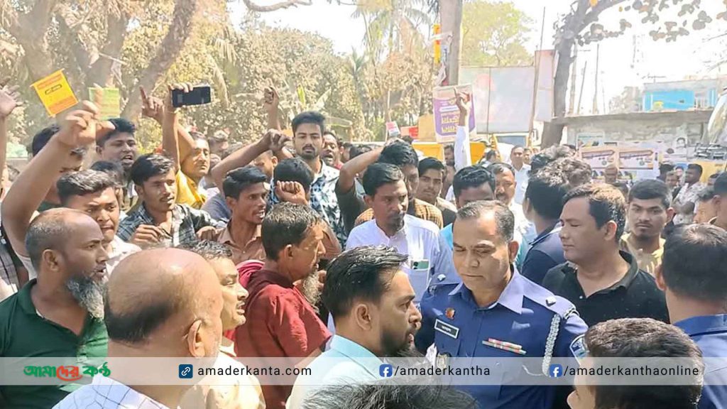 ময়মনসিংহে চালককে পিটালেন ইউএনও, শ্রমিকদের বিক্ষোভ
