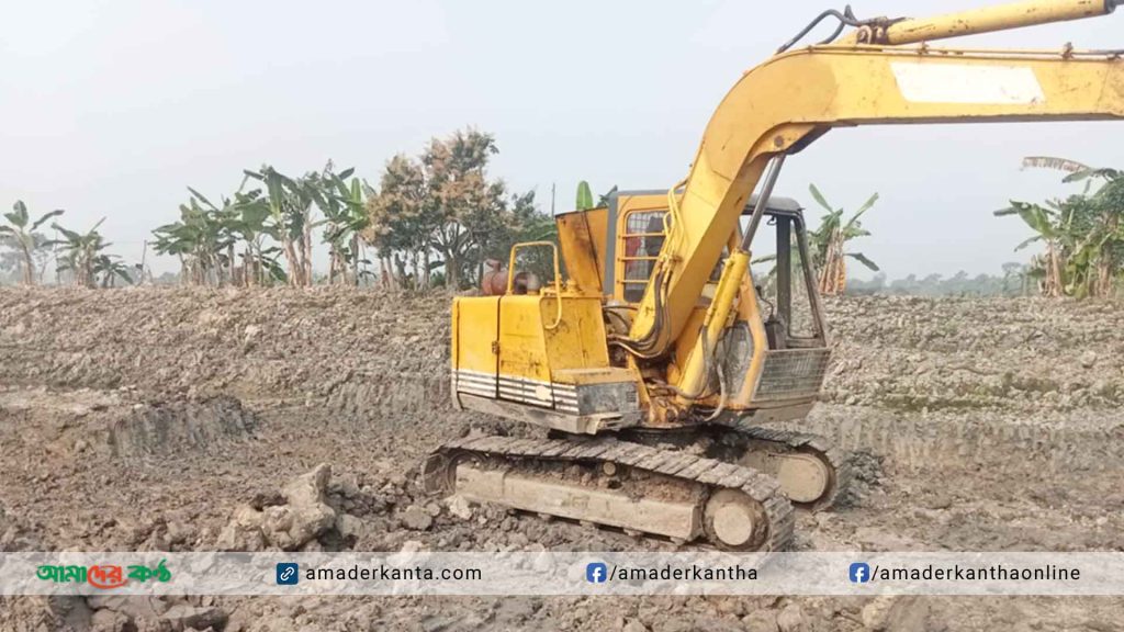 কলারোয়ায় দেদারসে চলছে কৃষি জমির মাটি কাটা, দেখার কেউ নেই