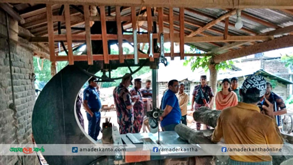 সাতক্ষীরার কলারোয়ায় বিজিবি'র টাস্কফোর্সের অভিযান, ৩টি স-মিল বন্ধ, জরিমানা আদায়