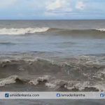 বঙ্গোপসাগর উত্তাল, মহিপুর আলীপুর আড়ৎ ঘাটে নিরাপদে আসতে শুরু করেছে জেলেরা