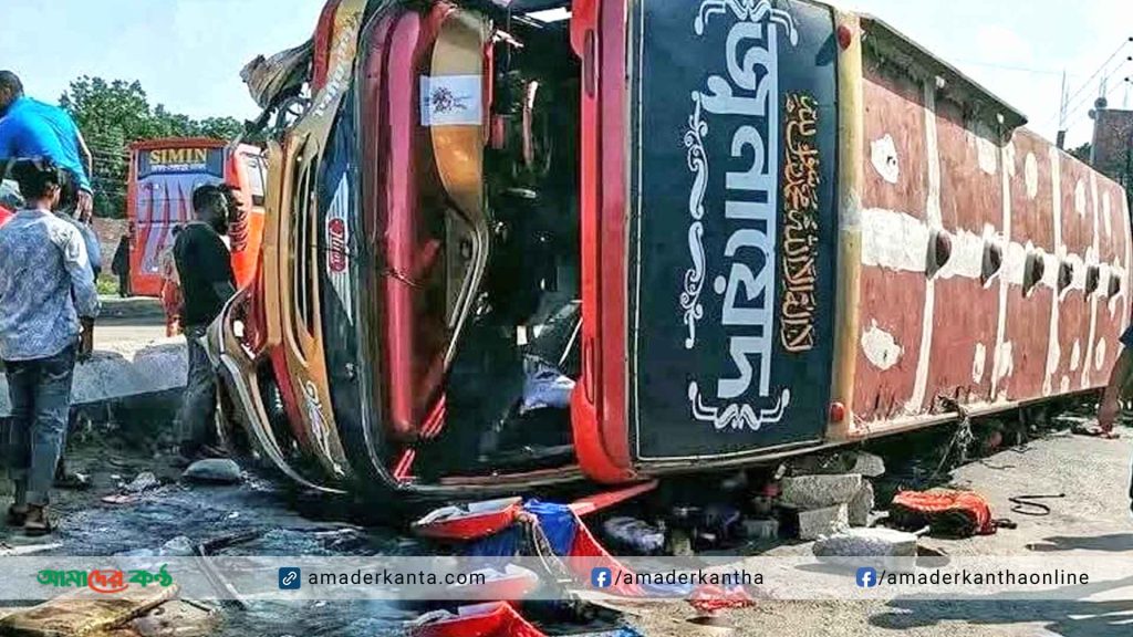 ময়মনসিংহে যাত্রীবাহী বাস উল্টে হেলপারের মৃত্যু, আহত ১৯
