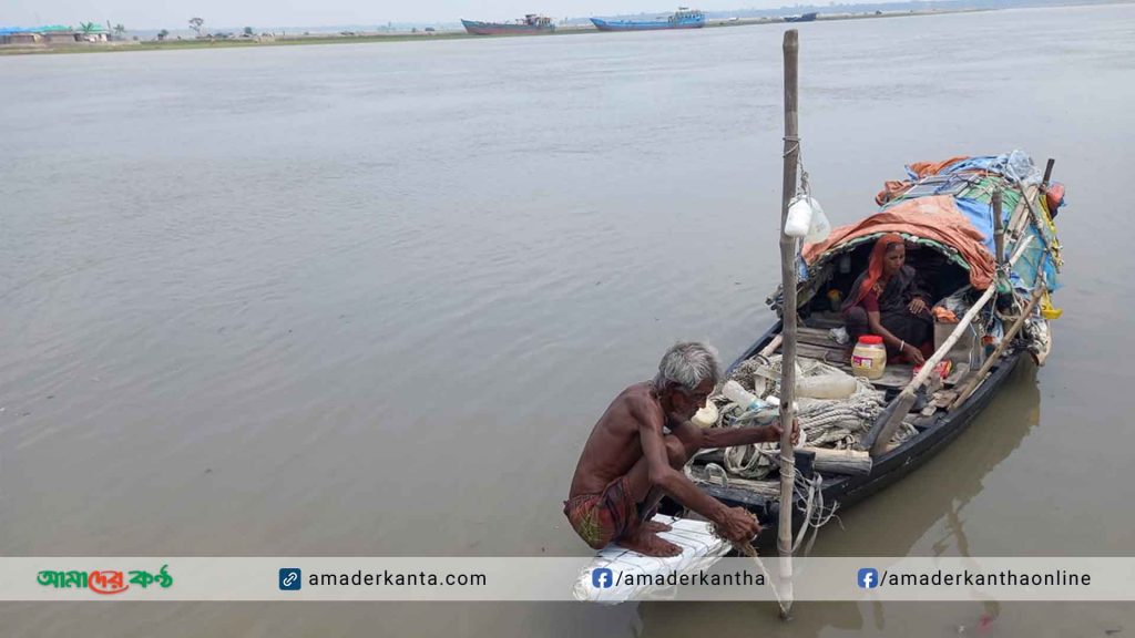 পাইকগাছায় কপোতাক্ষ নদে ভাসমান জীবন যাপন
