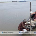 পাইকগাছায় কপোতাক্ষ নদে ভাসমান জীবন যাপন